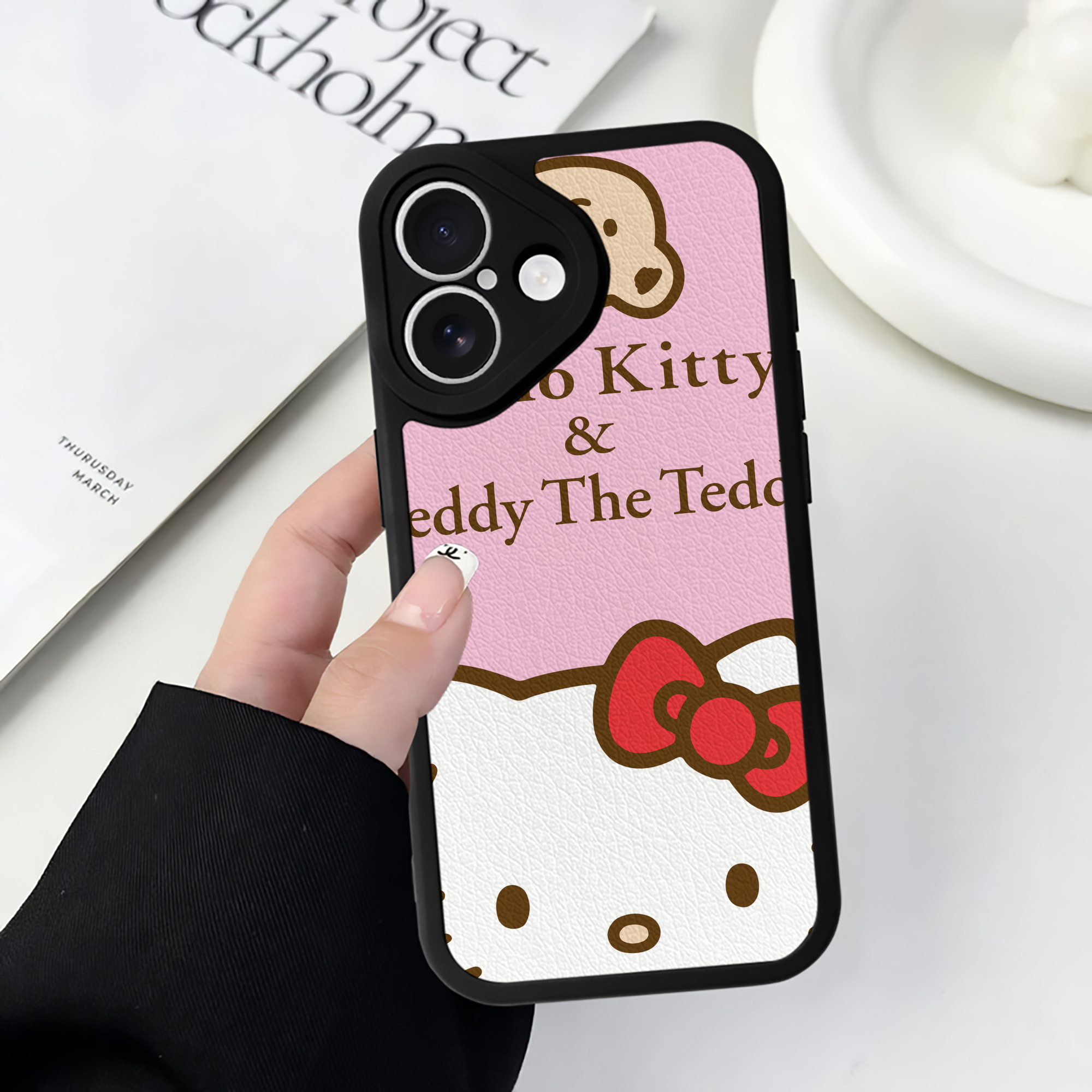 （画像用） Hello Kitty ハローキティ 【iPhone 16シリーズ対応】シリコンスマホケース（レザー調） 材質：シリコン